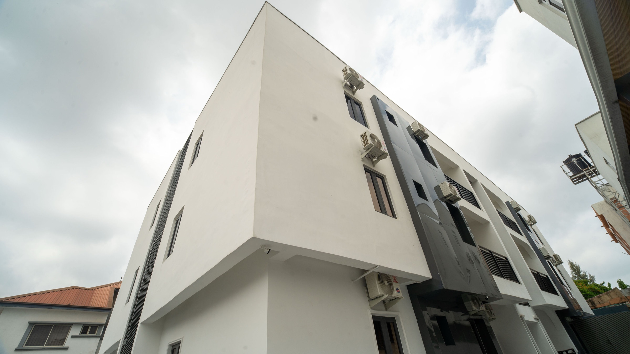Cholis Residency: entrance and reception