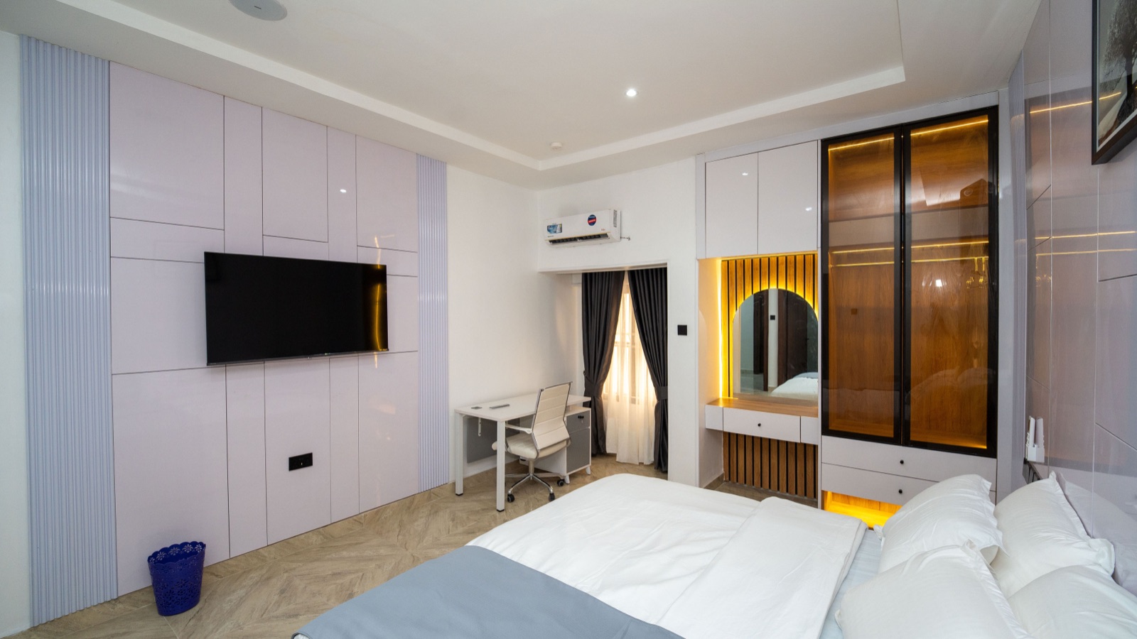 Cholis Residency bedroom 8